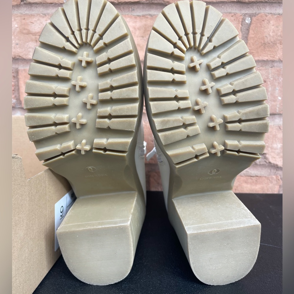 Women's Journee Collection Riplee Platform Block Heel Booties White Size 9 NEW - Picture 6 of 7
